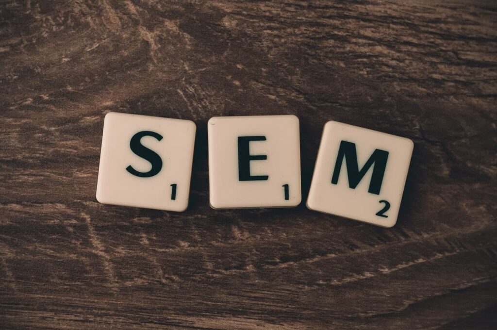 SEM(Search Engine Marketing)と書かれたサイコロ
